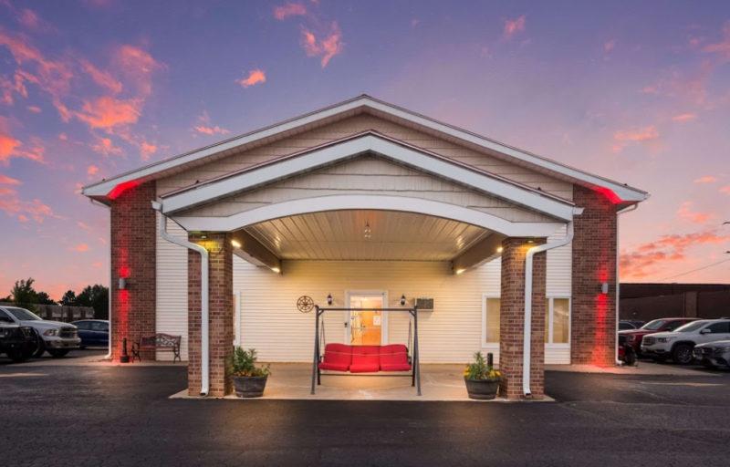 Econo Lodge Inn & Suites