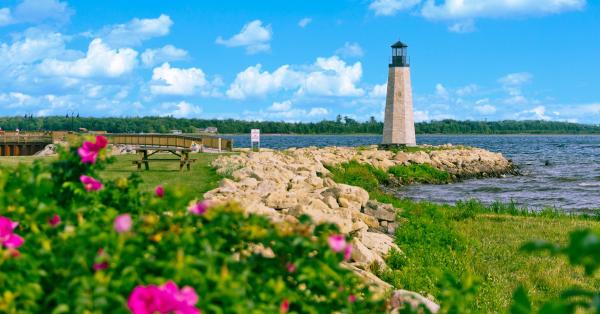 Gladstone Lighthouse in the Summer.