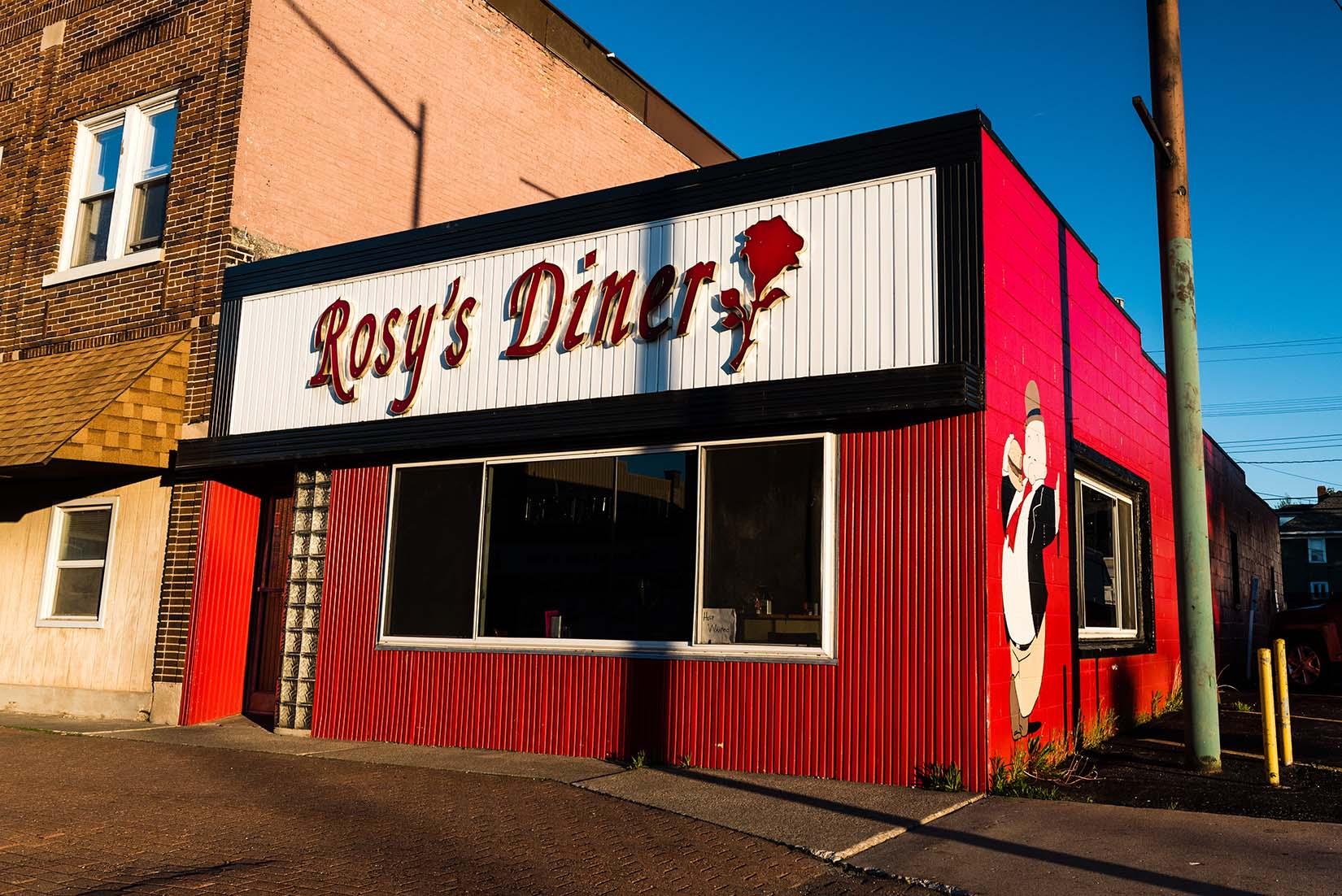 Exterior shot of Rosys Diner in Escanaba