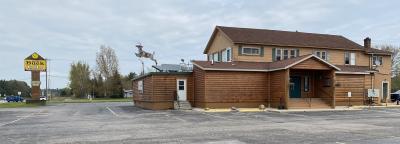 exterior shot of the buck inn in Escanaba