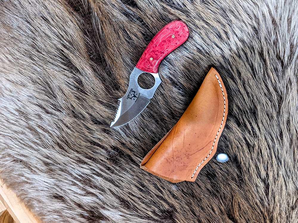 Custom skinner knife with fingerhole on display
