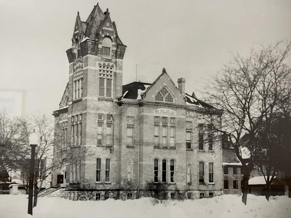Black and white photo of the old courthouse of Escanaba.